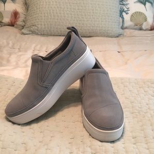 Tom’s size 6 shoes